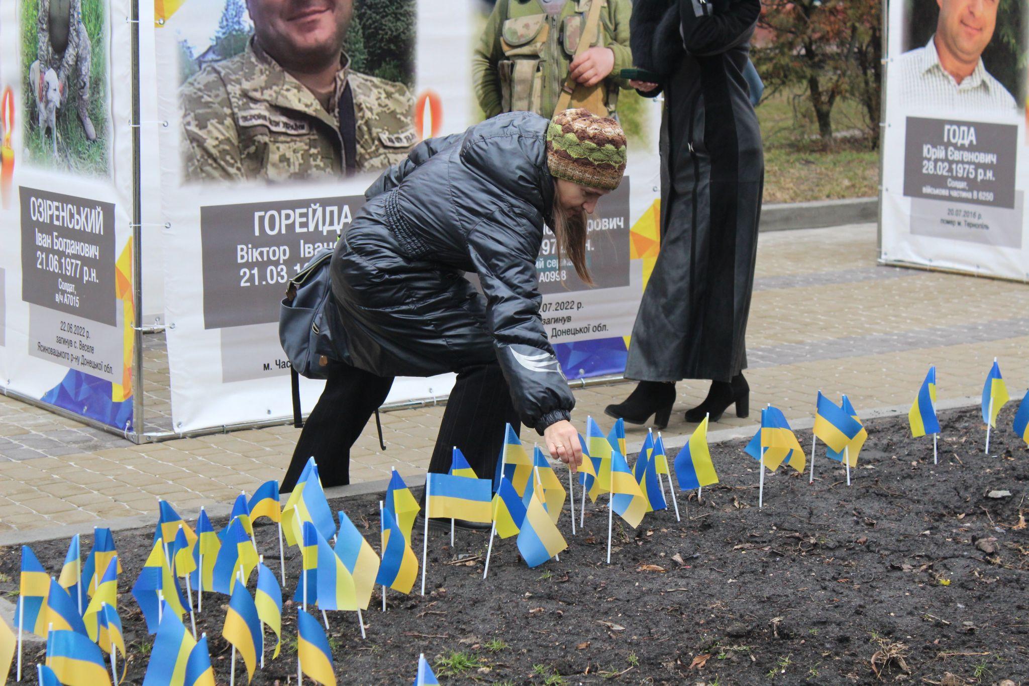 Новини Тернополя - фото з Встановили сотні прапорців: у Тернополі вшанували загиблих на війні Героїв