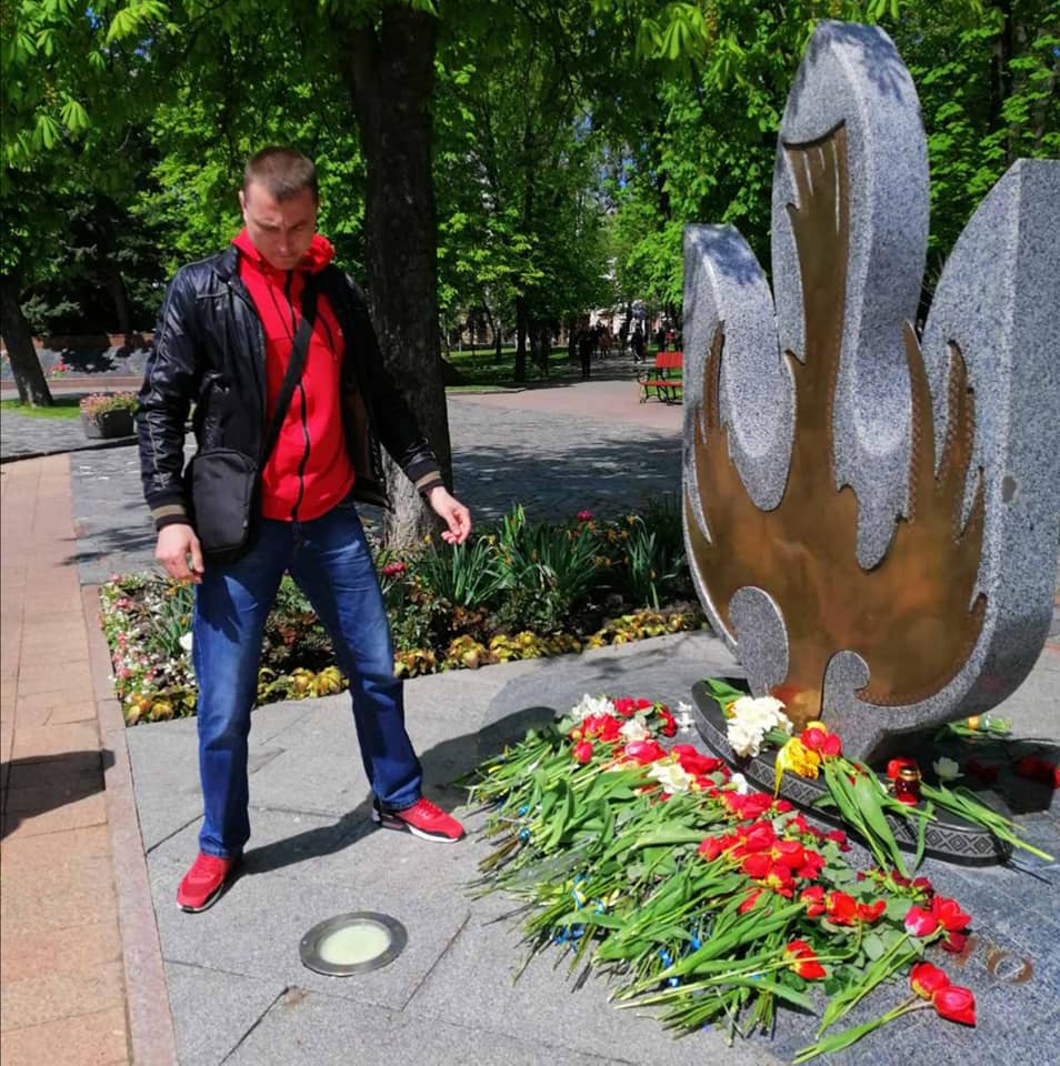 Новини Вінниці - фото з «Кардіограма Романа і пряма лінія». Мама загиблого героя-десантника на його честь зробила татуювання