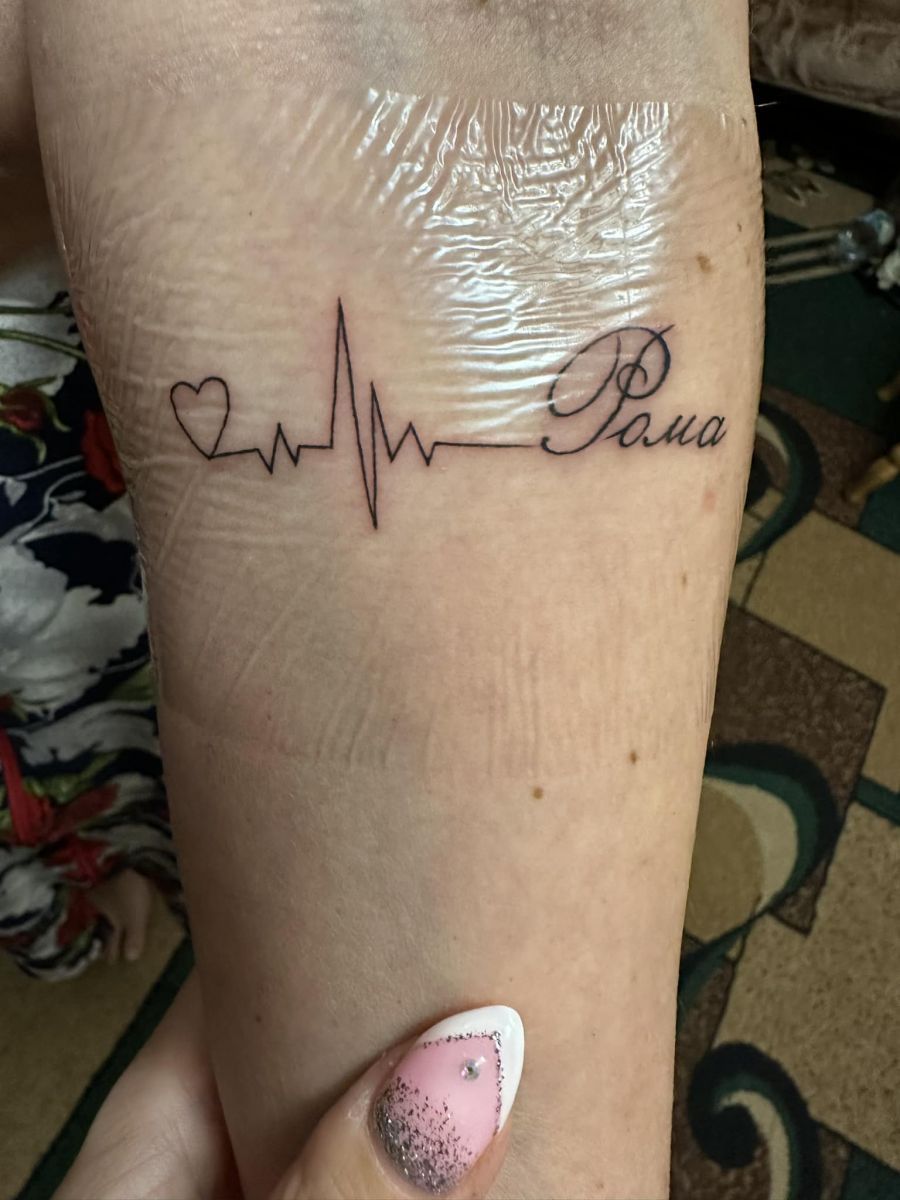 Новини Вінниці - фото з «Кардіограма Романа і пряма лінія». Мама загиблого героя-десантника на його честь зробила татуювання