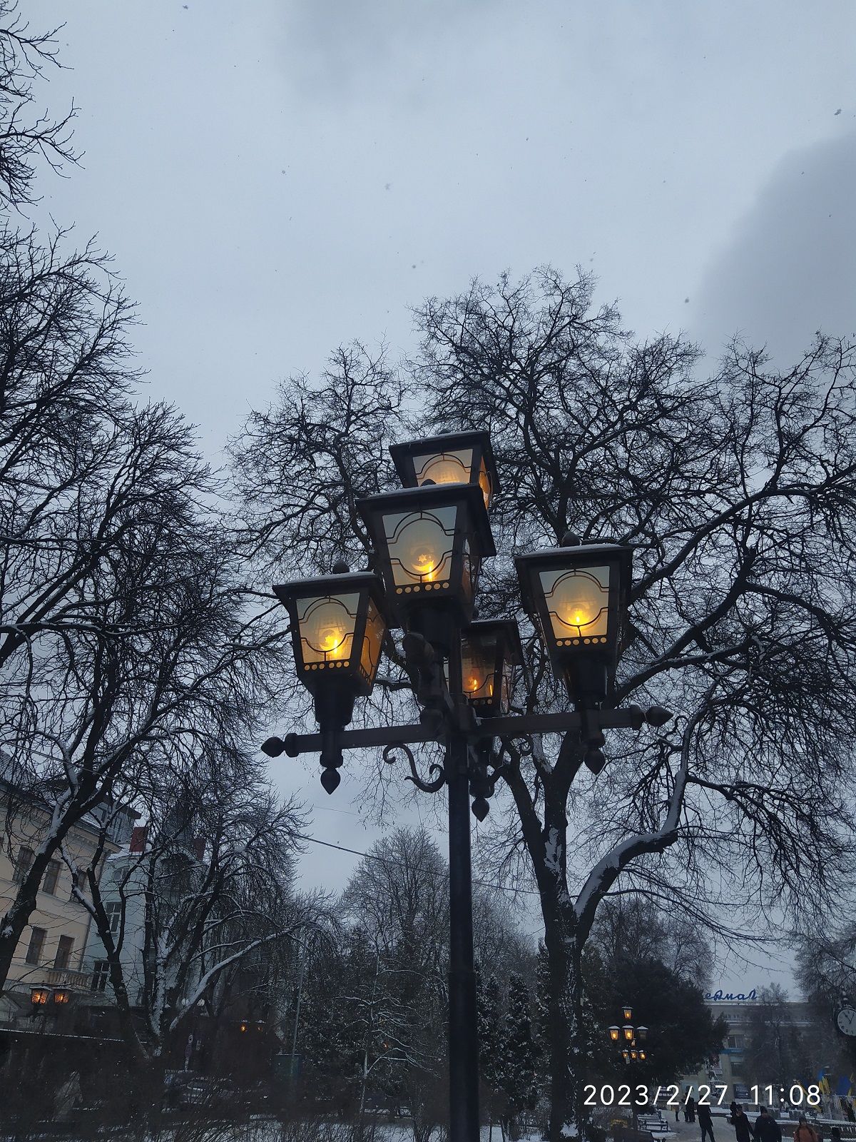Новини Тернополя - фото з Чому вдень на Театральному майдані горять ліхтарі? Ми запитали у міськраді