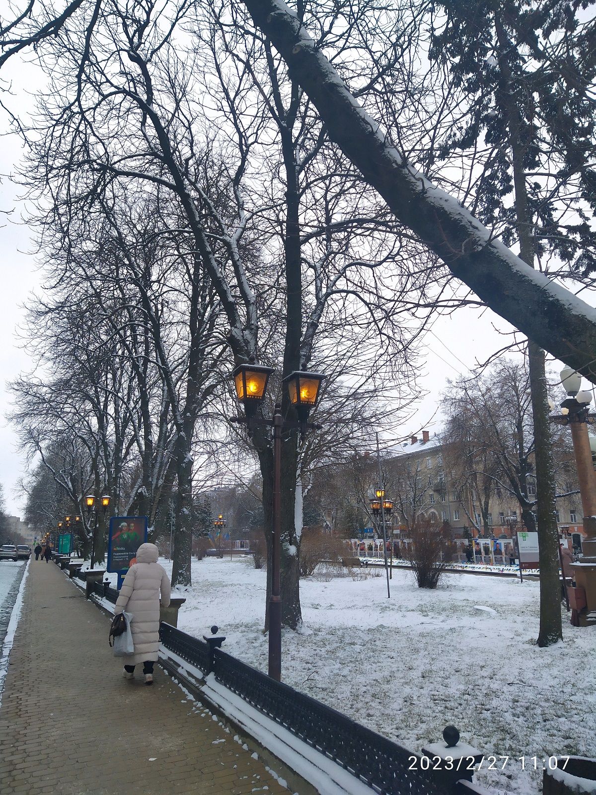 Новини Тернополя - фото з Чому вдень на Театральному майдані горять ліхтарі? Ми запитали у міськраді