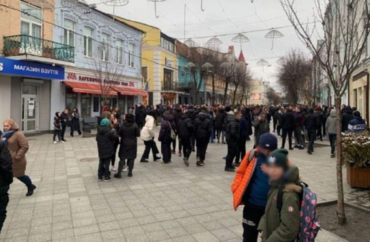 Новини Тернополя - фото з Тернопільщиною шириться небезпечна субкультура підлітків у чорному. На що звернути увагу батькам?