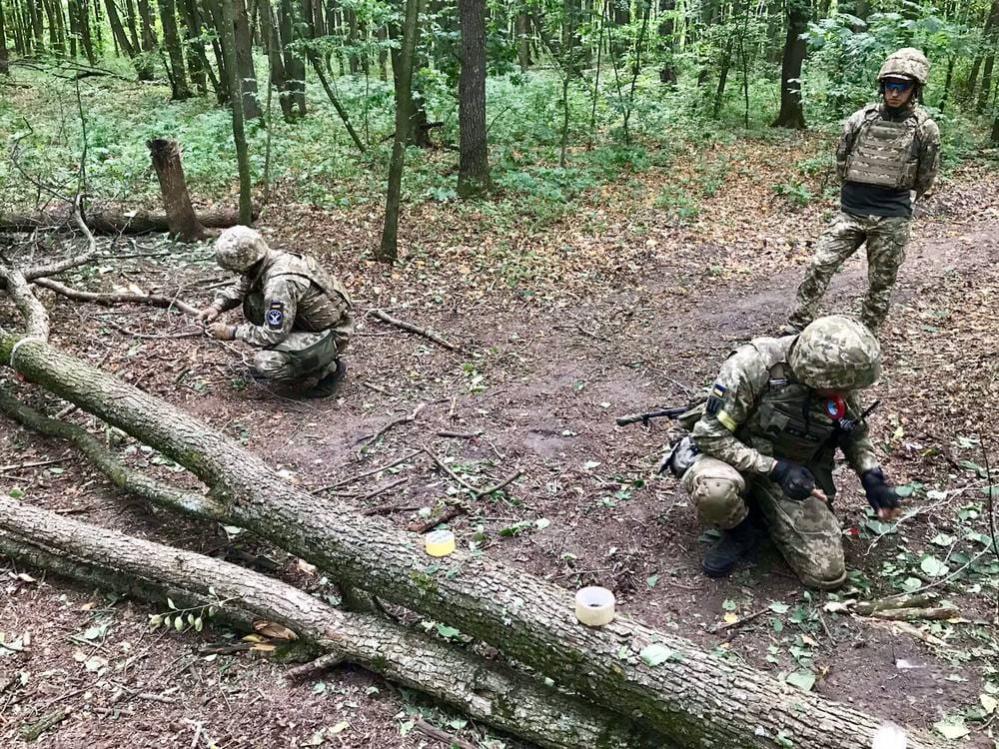 На зображенні може бути: 2 людини та на відкритому повітрі