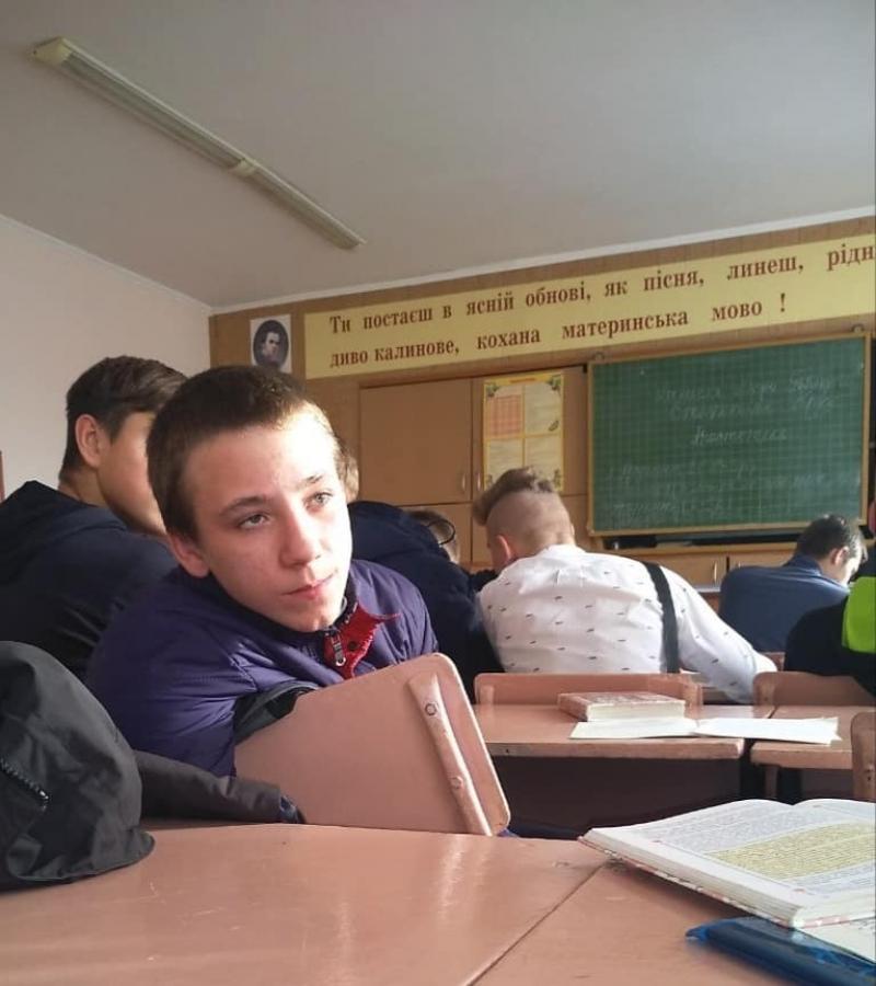 На зображенні може бути: 5 людей, у приміщенні та текст «ти постаеш в яений обнов, як псня, линеш, рдн диво калинове, кохана материнська MOBO»