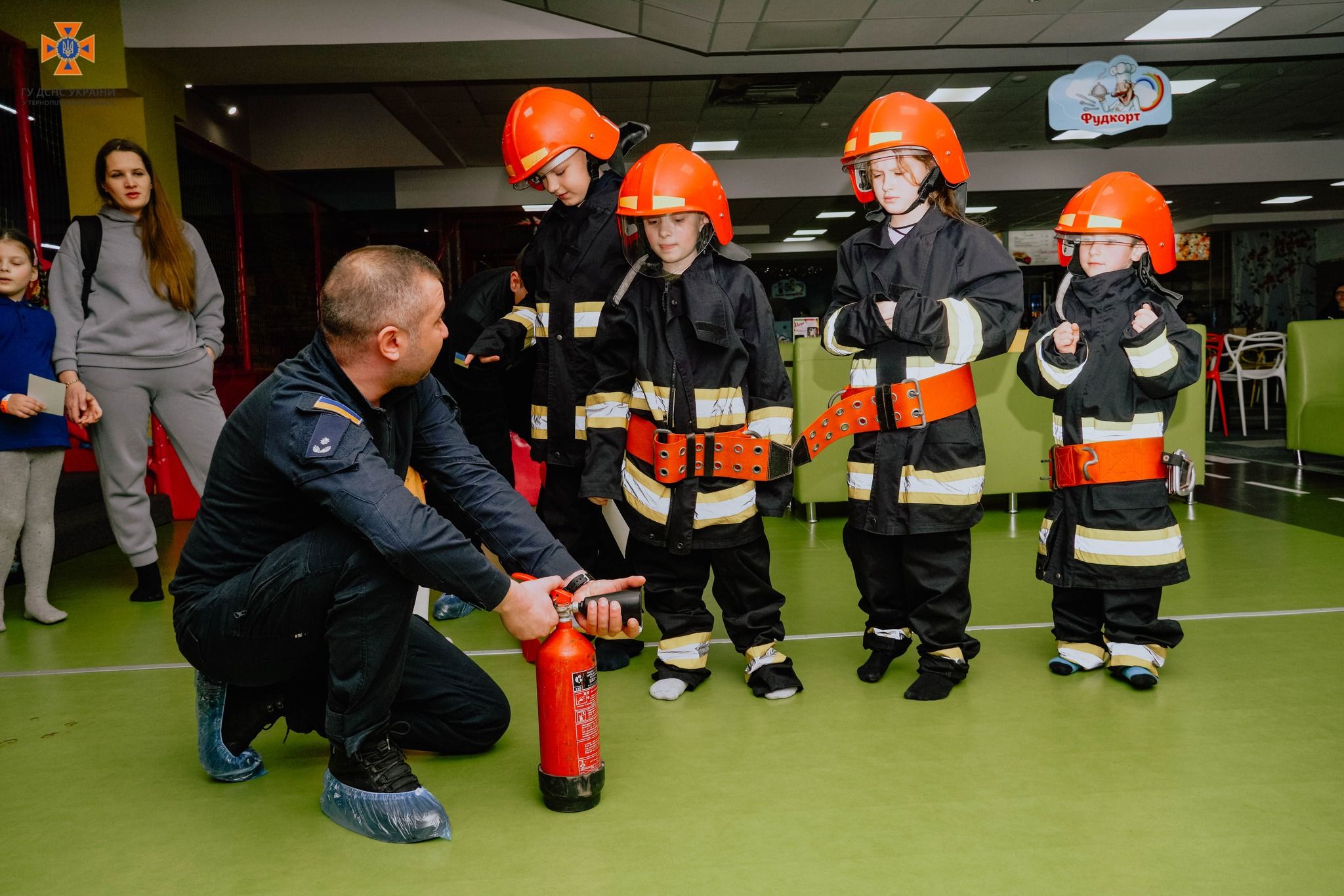 Новини Тернополя - фото з Рятувальники провели «Урок безпеки» для юних тернополян