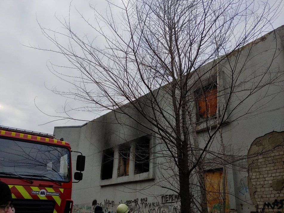 Новини Житомира - фото з У Житомирі горів кінотеатр "Космос": пожежу локалізовано