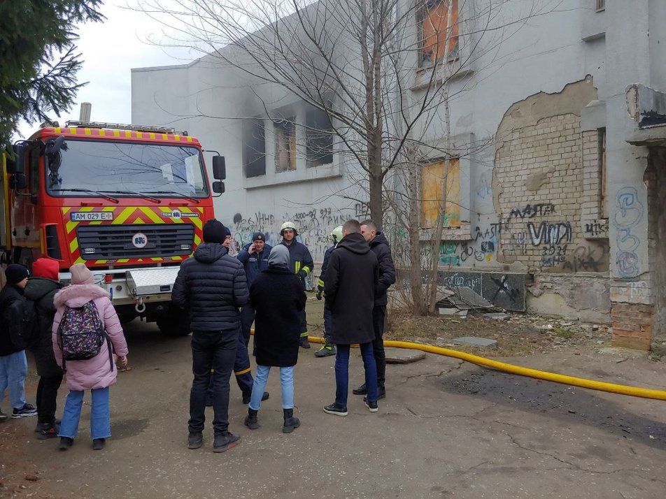 Новини Житомира - фото з У Житомирі горів кінотеатр "Космос": пожежу локалізовано