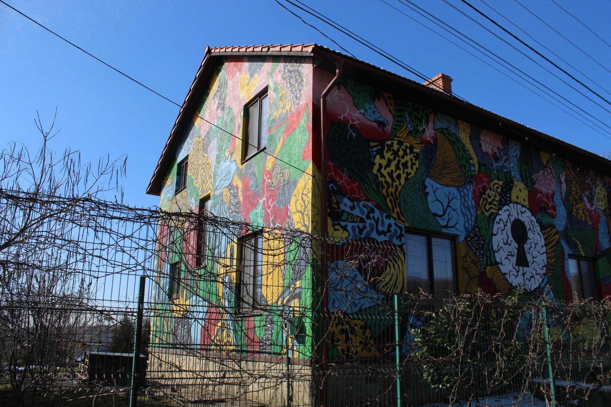 Новини Тернополя - фото з Кожен тут бачить щось своє. Показуємо, як виглядає незвичайний будинок у Кутківцях