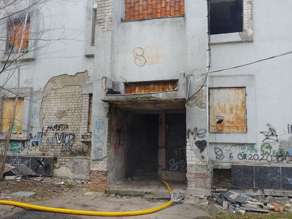 Новини Житомира - фото з У Житомирі горів кінотеатр "Космос": пожежу локалізовано