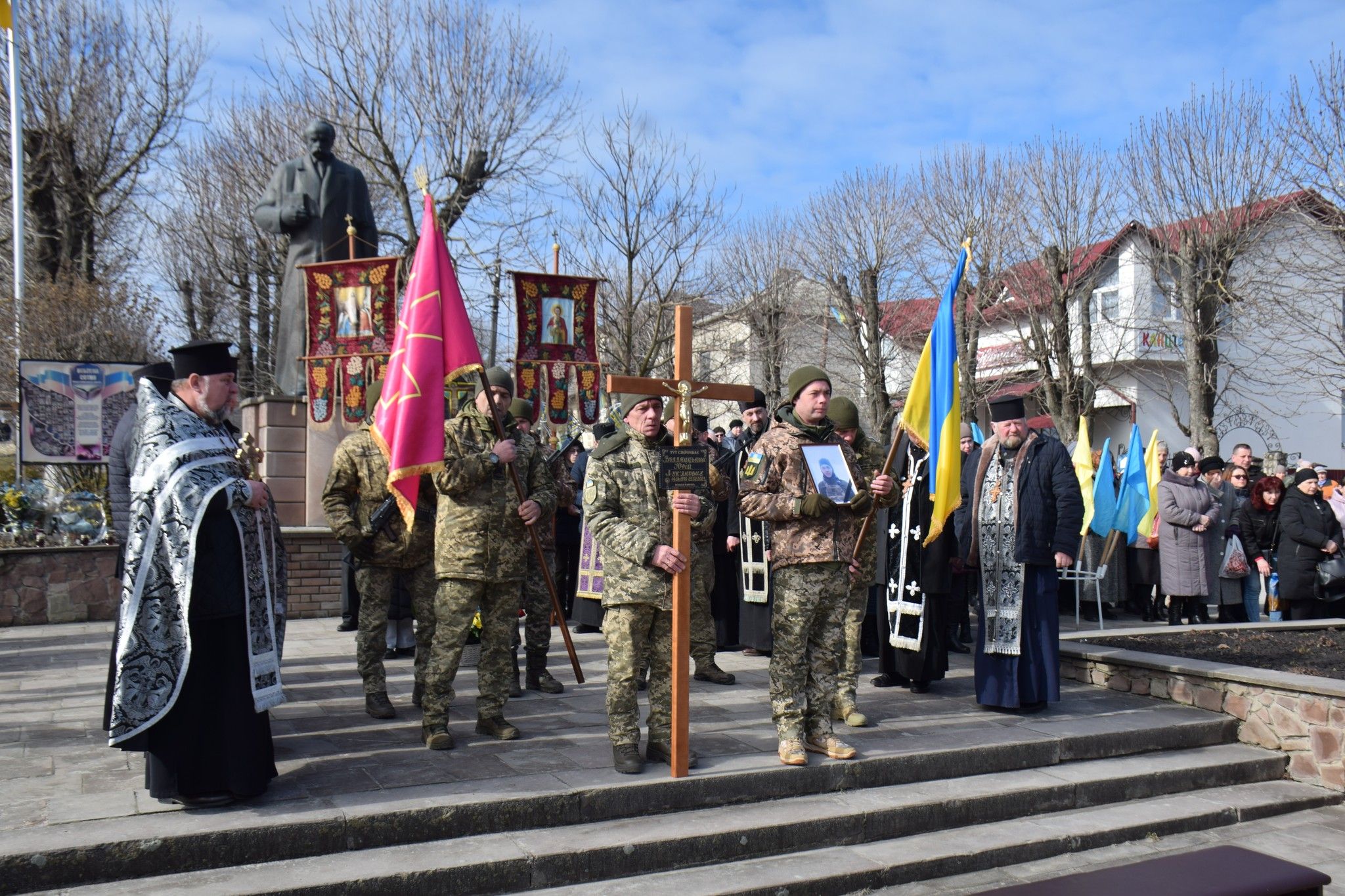 Новини Тернополя - фото з Людина щирої душі і воїн з великим серцем: на Тернопільщині попрощалися з Героєм Юрієм Воляницьким