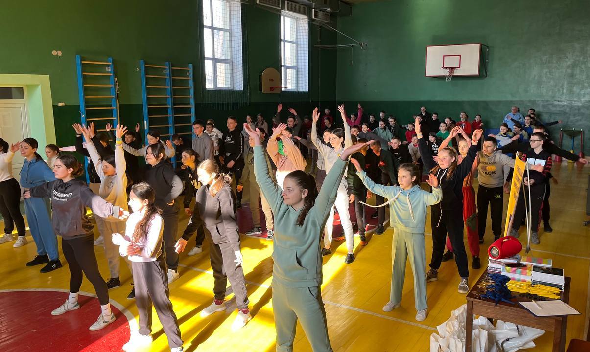 Новини Тернополя - фото з «Один за всіх і всі за одного». У Скалаті пройшли веселі старти для школярів