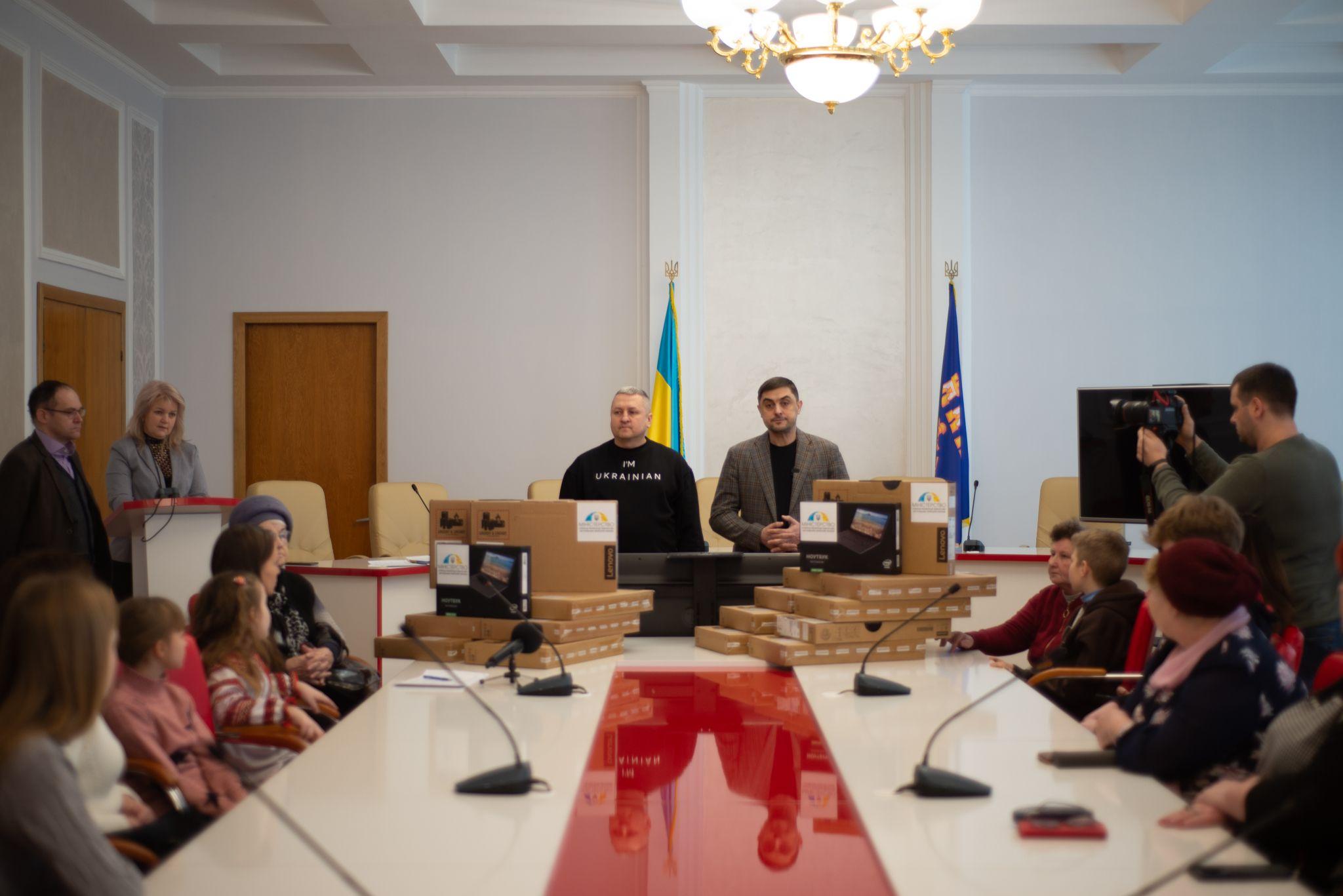 Новини Тернополя - фото з На Тернопільщині діти-сироти з прифронтових територій отримали нові ноутбуки