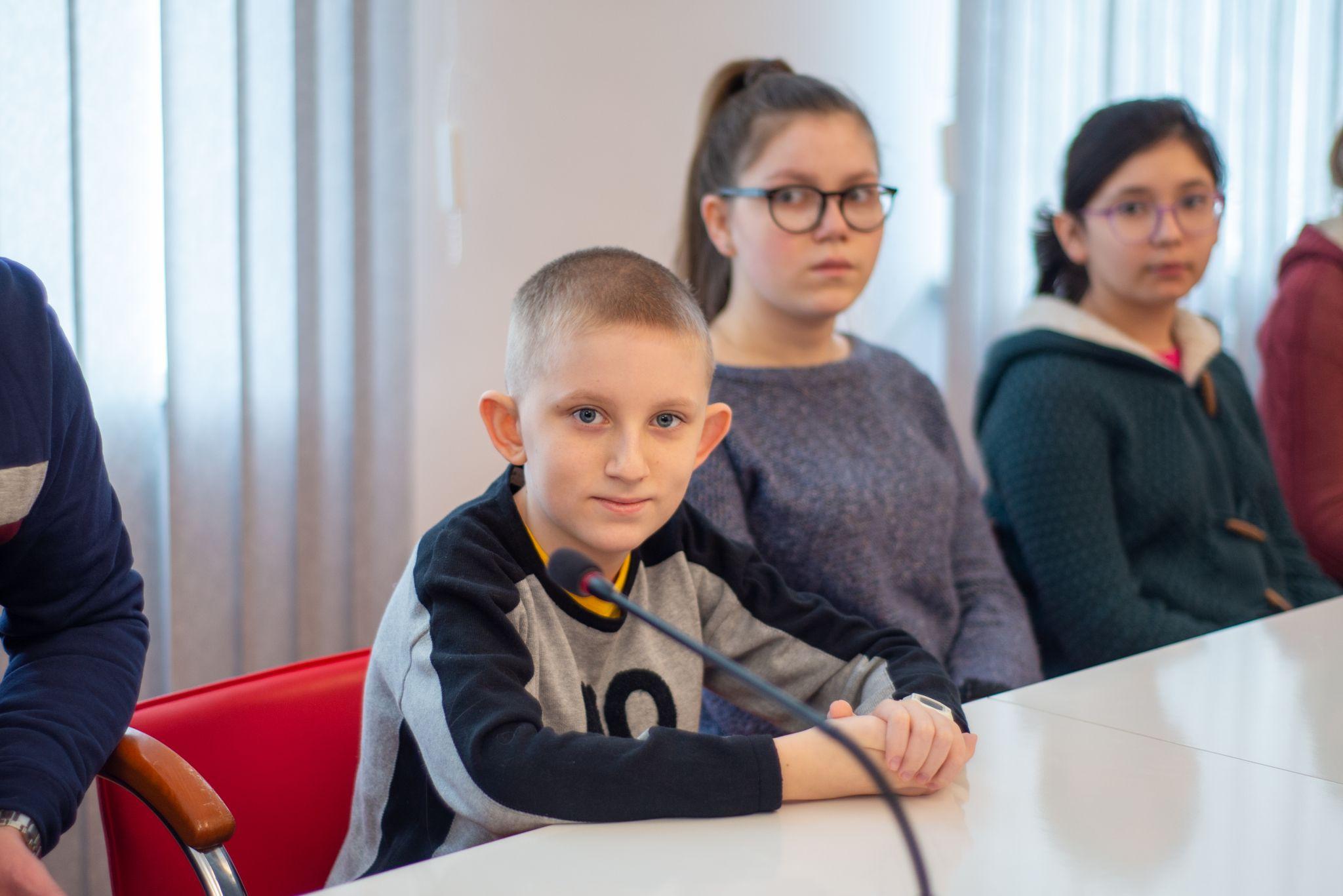 Новини Тернополя - фото з На Тернопільщині діти-сироти з прифронтових територій отримали нові ноутбуки