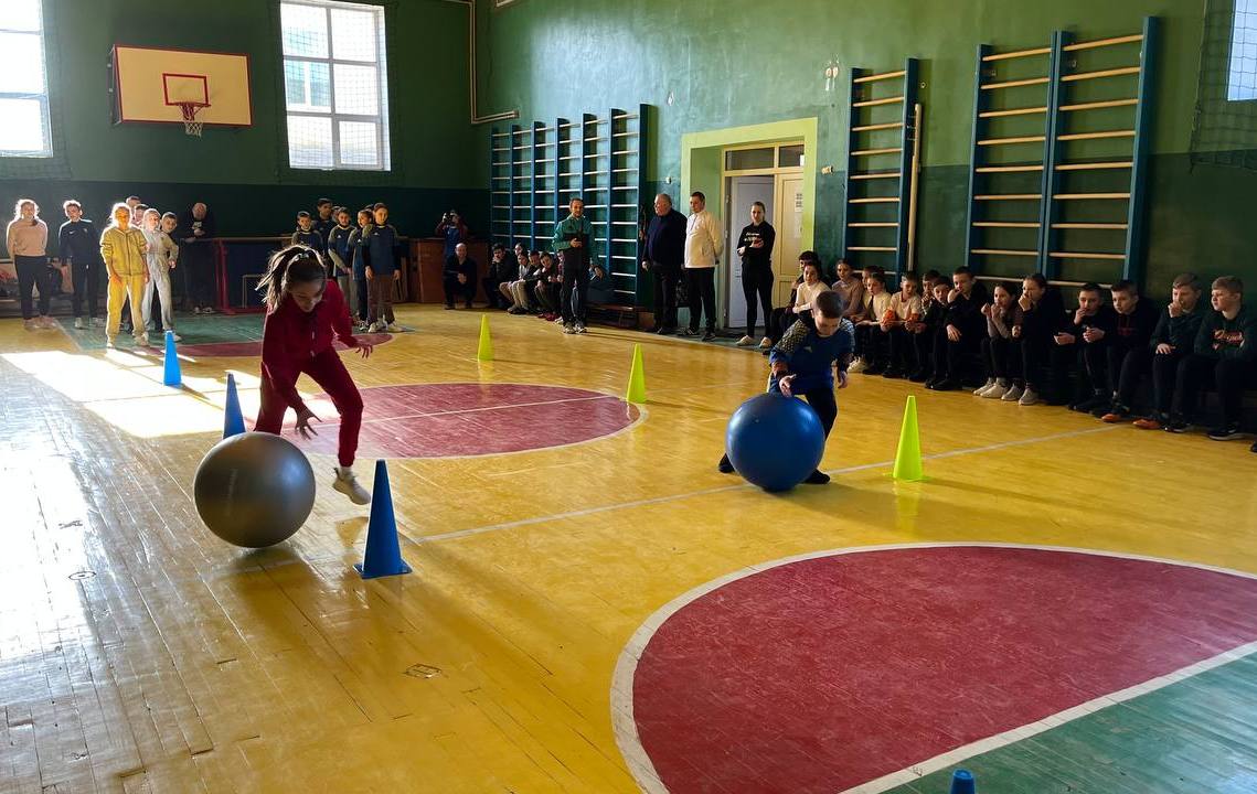 Новини Тернополя - фото з «Один за всіх і всі за одного». У Скалаті пройшли веселі старти для школярів