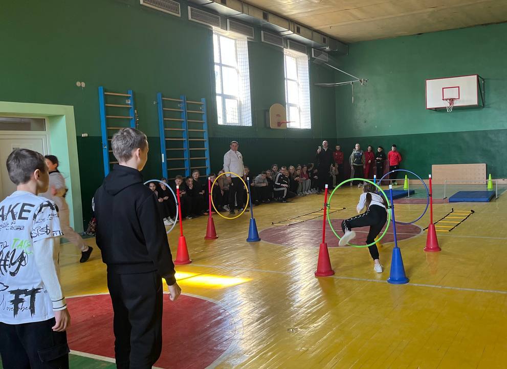Новини Тернополя - фото з «Один за всіх і всі за одного». У Скалаті пройшли веселі старти для школярів
