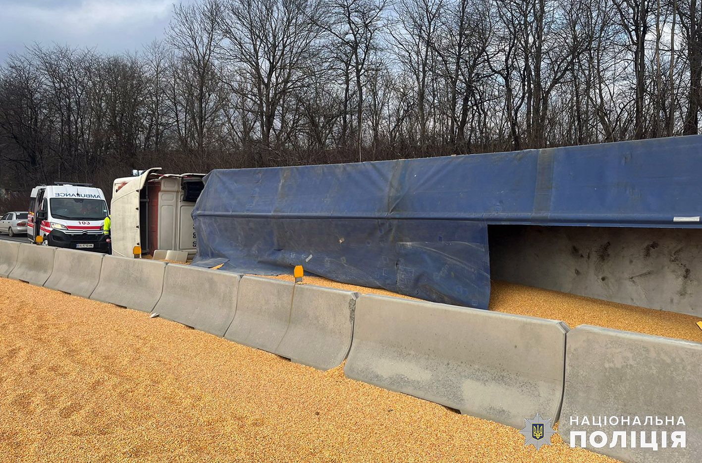 Новини Хмельницького - фото з Вантажівка зі зерном перекинулася й пошкодила 3 автівки: деталі ДТП на Кам’янеччині