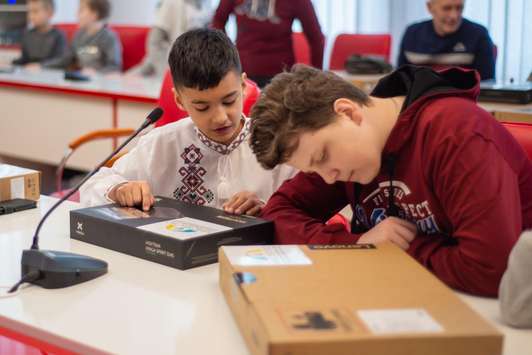 Новини Тернополя - фото з На Тернопільщині діти-сироти з прифронтових територій отримали нові ноутбуки