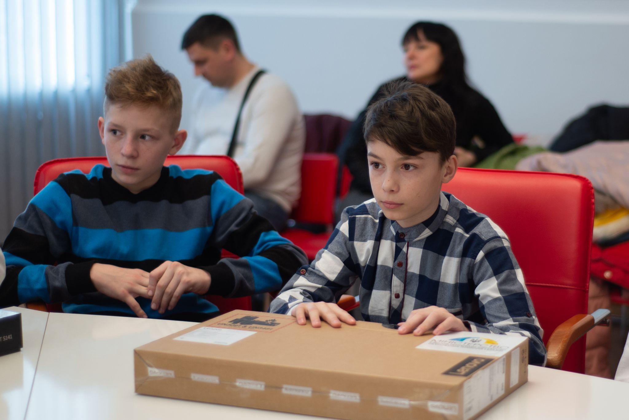 Новини Тернополя - фото з На Тернопільщині діти-сироти з прифронтових територій отримали нові ноутбуки