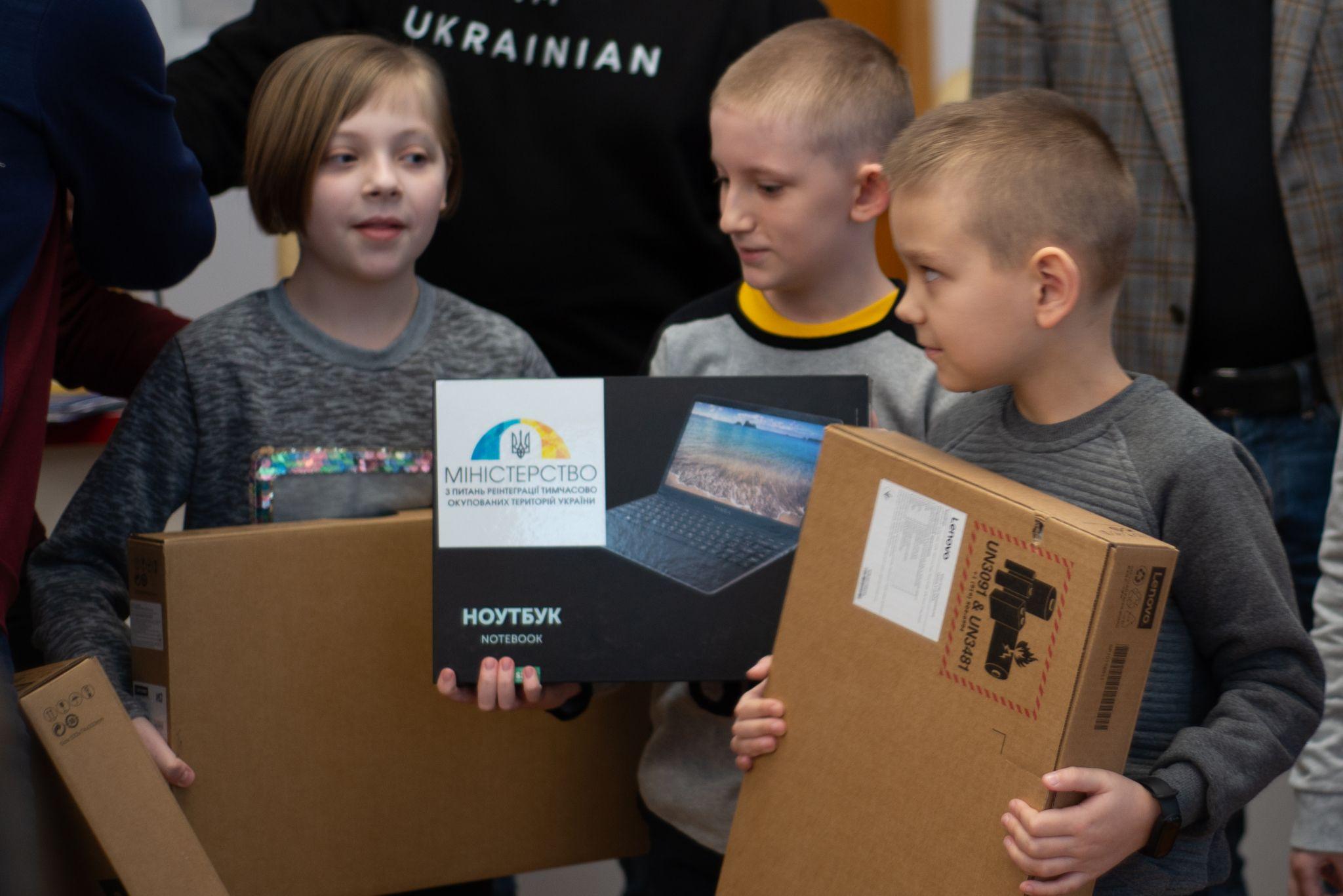 Новини Тернополя - фото з На Тернопільщині діти-сироти з прифронтових територій отримали нові ноутбуки