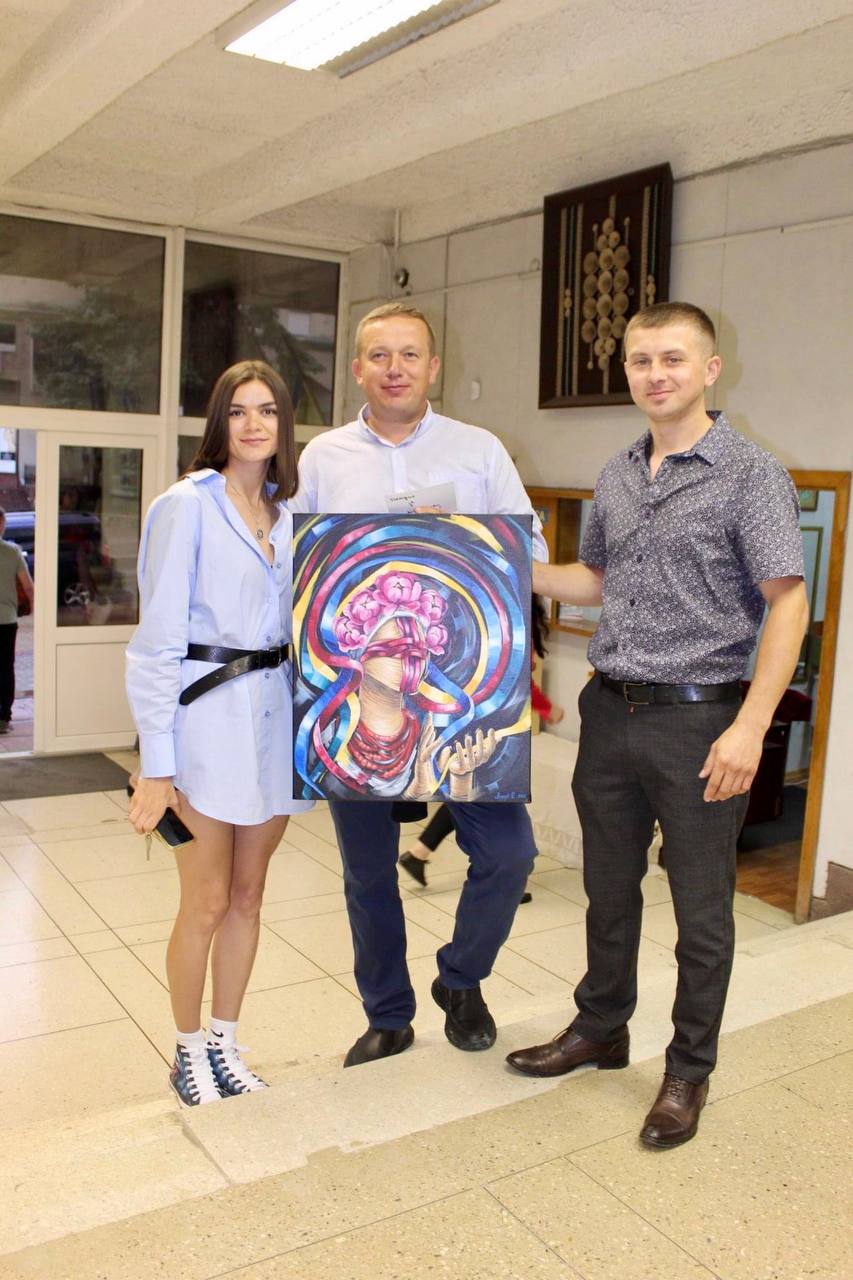 Новини Тернополя - фото з Розмальовує ракетні комплекси та збирає кошти для військових: історія незламності тернопільської художниці