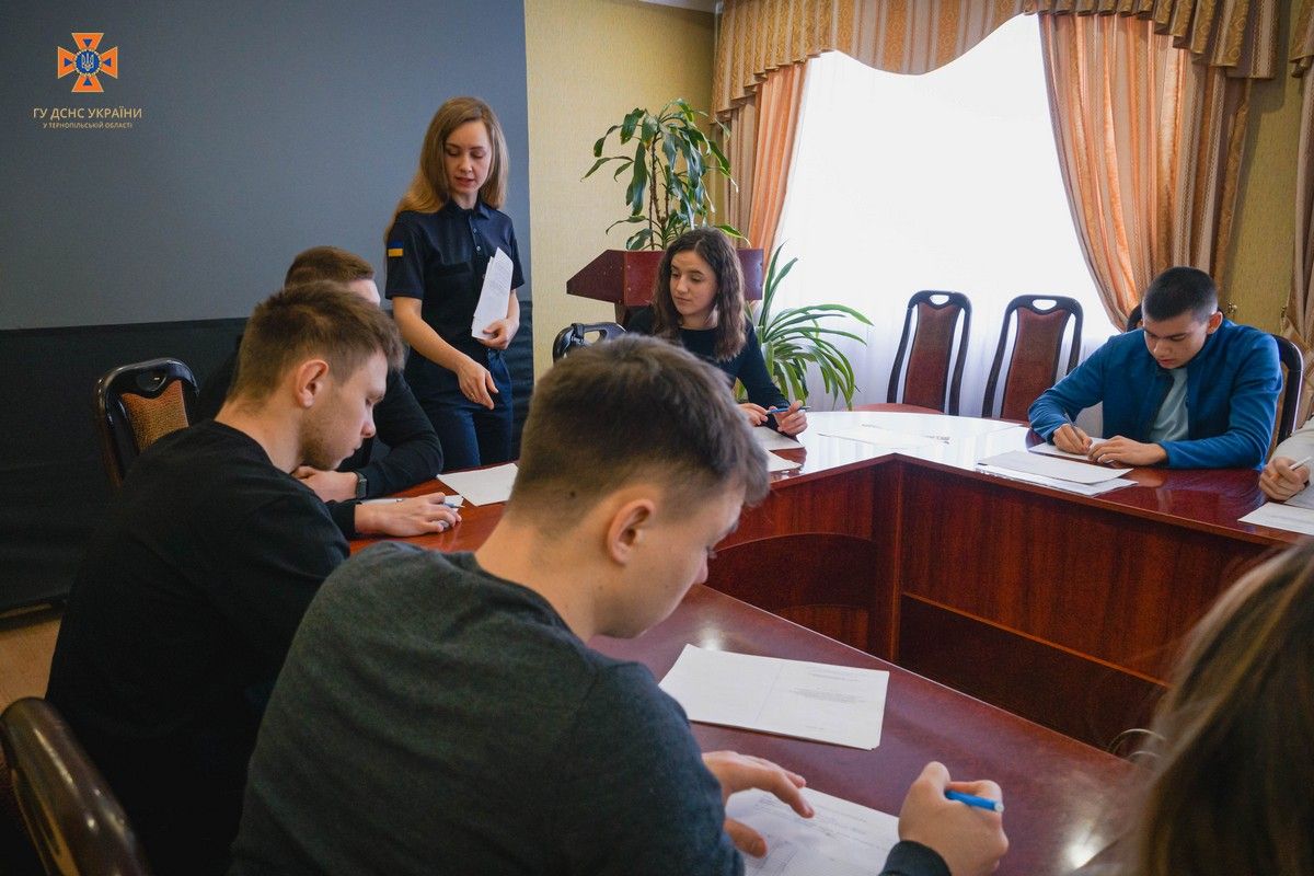 Новини Тернополя - фото з Рятувальники Тернопільщини розповіли майбутнім студентам про особливості професії