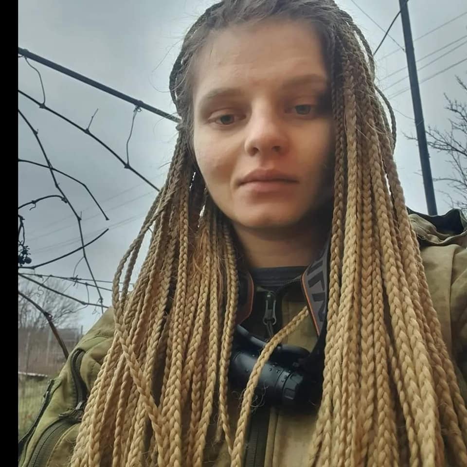 Новини Вінниці - фото з Під Бахмутом загинула бойова медикиня Яна Рихліцька з Вінниці. Їй було 29 років На зображенні може бути: 1 особа, коси та на відкритому повітрі