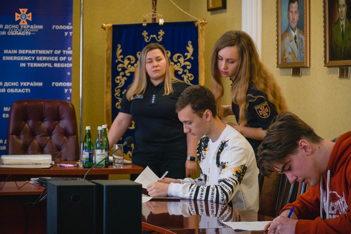 Новини Тернополя - фото з Рятувальники Тернопільщини розповіли майбутнім студентам про особливості професії