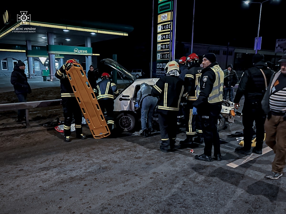 На зображенні може бути: 10 людей та люди стоять