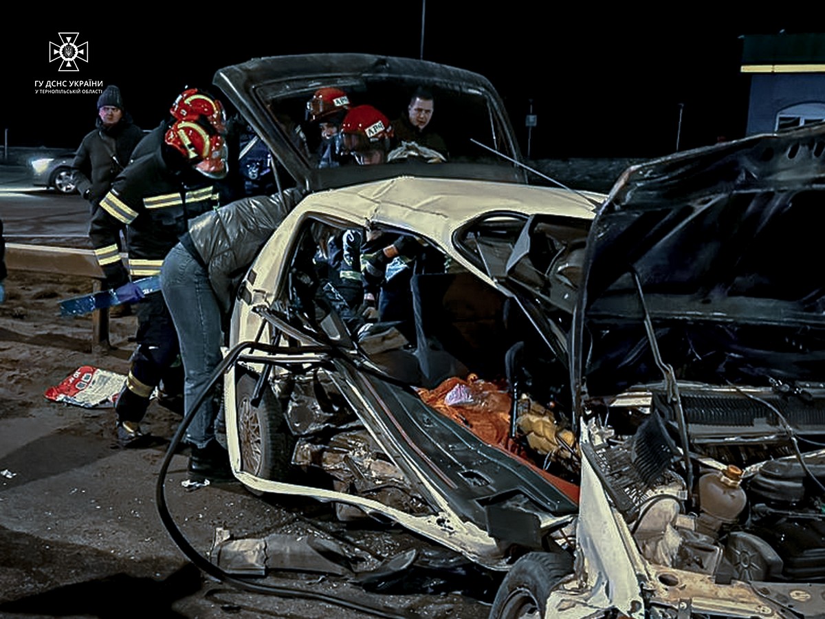 На зображенні може бути: 3 людини, автомобіль та на відкритому повітрі