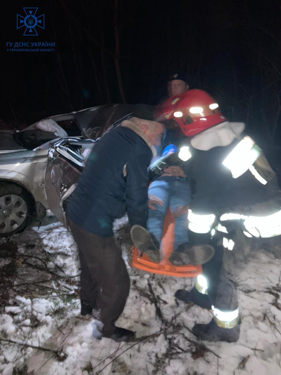 Новини Тернополя - фото з У Чортківському районі перекинувся автомобіль. Водія забрала швидка