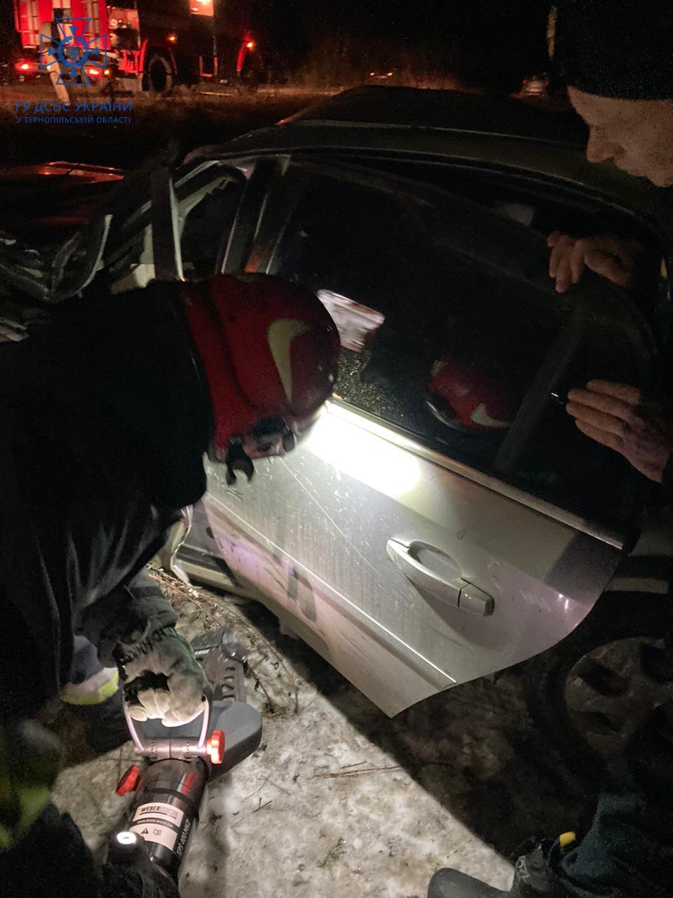 Новини Тернополя - фото з У Чортківському районі перекинувся автомобіль. Водія забрала швидка