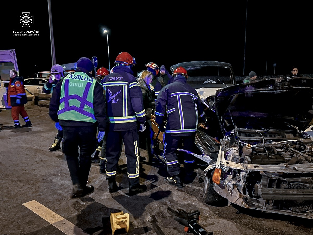На зображенні може бути: 6 людей, люди стоять та на відкритому повітрі