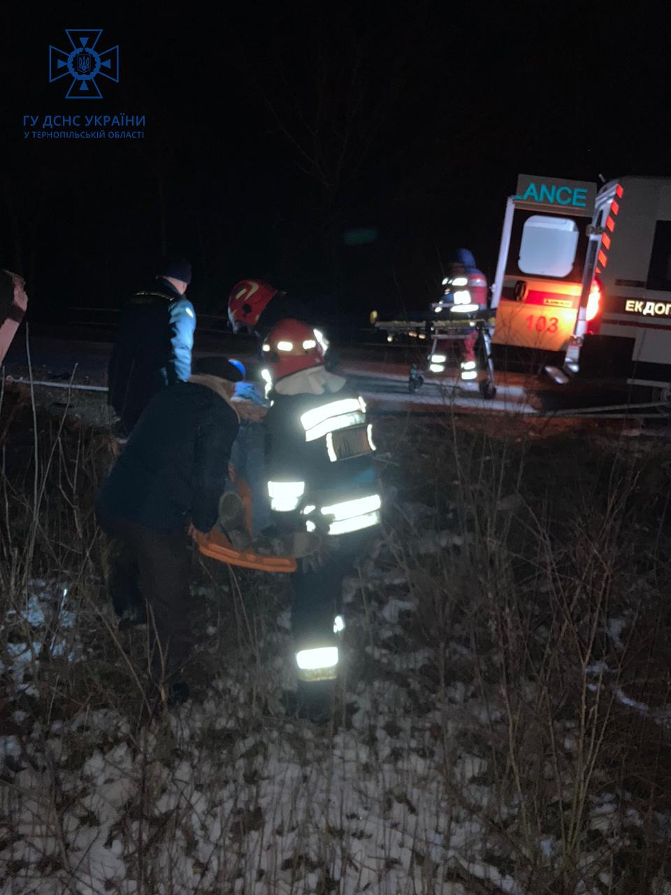 Новини Тернополя - фото з У Чортківському районі перекинувся автомобіль. Водія забрала швидка