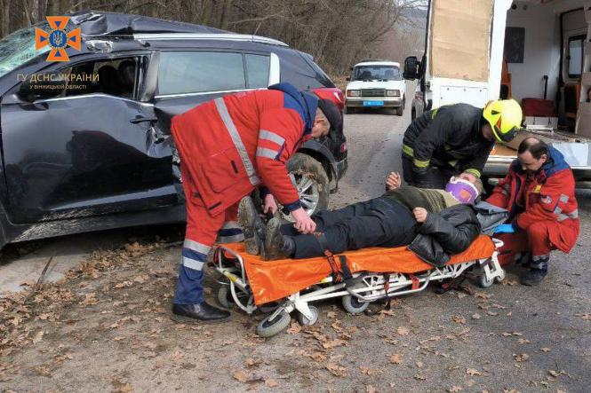 Новини Вінниці - фото з Рятувальники дістали з понівеченого легковика 74-річного водія
