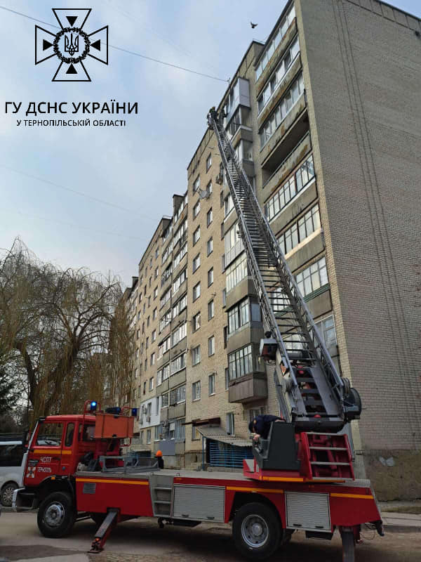 Новини Тернополя - фото з У Тернополі рятувальники визволили 2-річну дитину