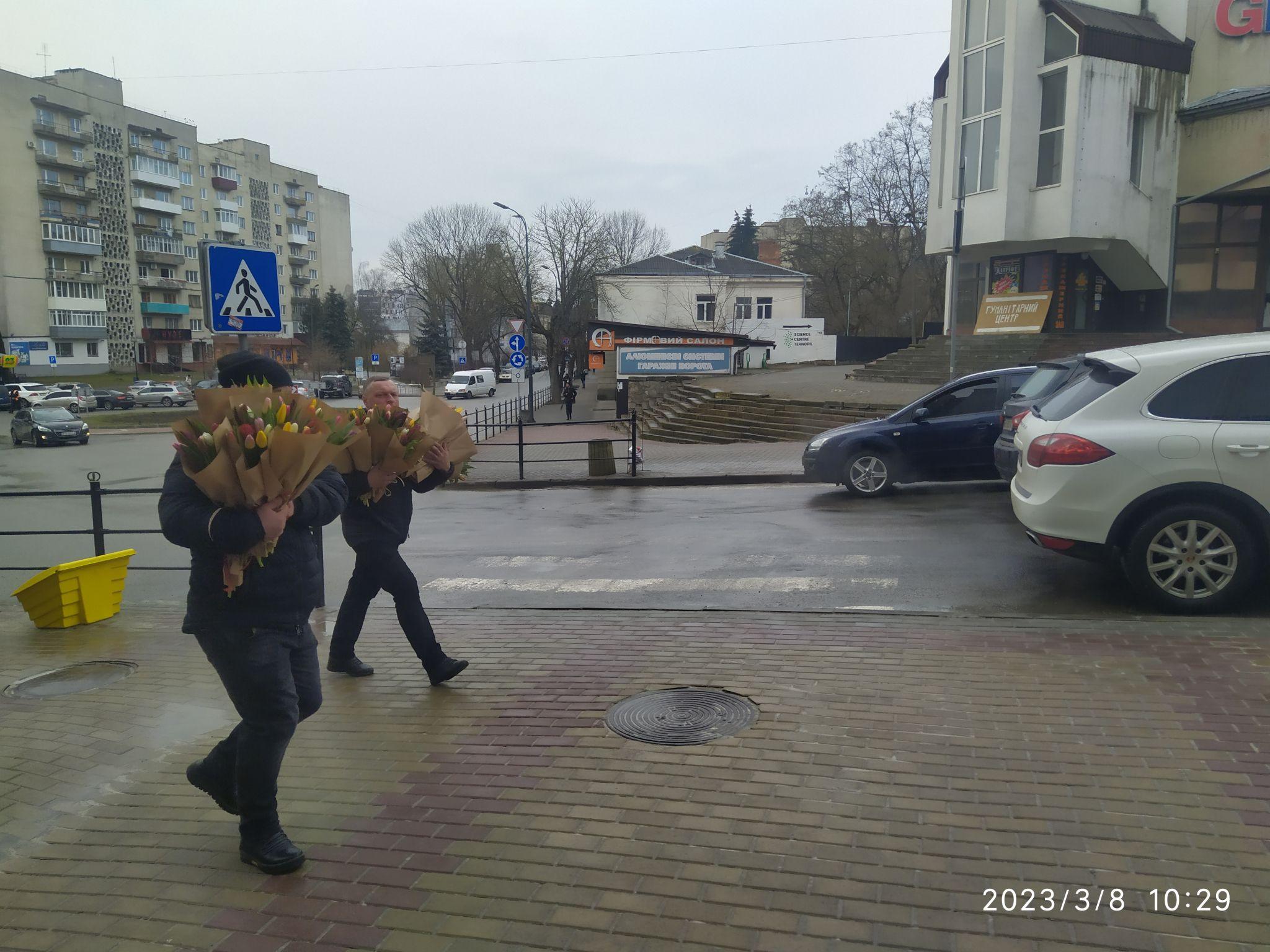 Новини Тернополя - фото з На 8 березня беруть тюльпани по 40, а дехто — букети по 700 і навіть 2500 гривень