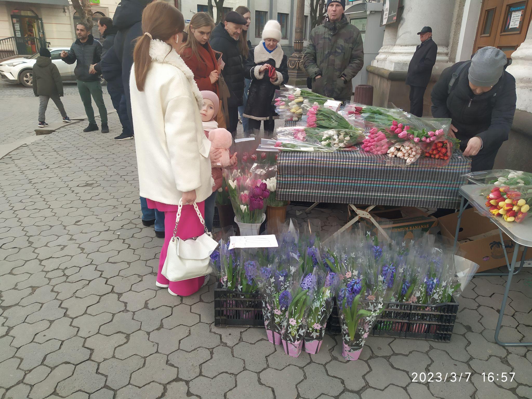 Новини Тернополя - фото з На 8 березня беруть тюльпани по 40, а дехто — букети по 700 і навіть 2500 гривень