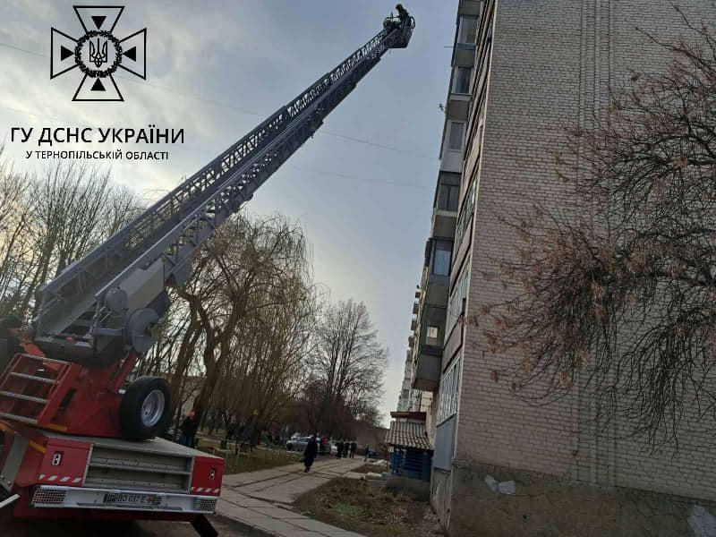 Новини Тернополя - фото з У Тернополі рятувальники визволили 2-річну дитину