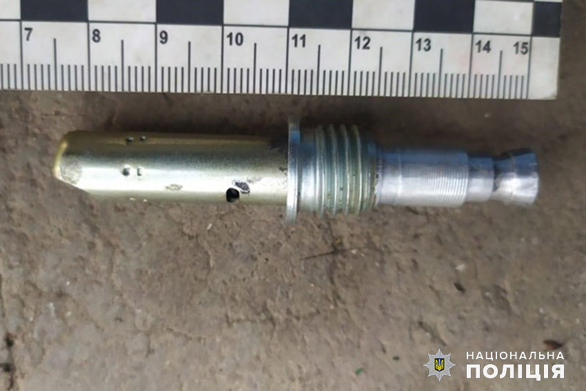 Новини Хмельницького - фото з У будинку на Хмельниччині стався вибух. На місці знайшли гранату на хмельниччині поліцейські встановлюють обставини вибуху в будинку 52-річного чоловіка