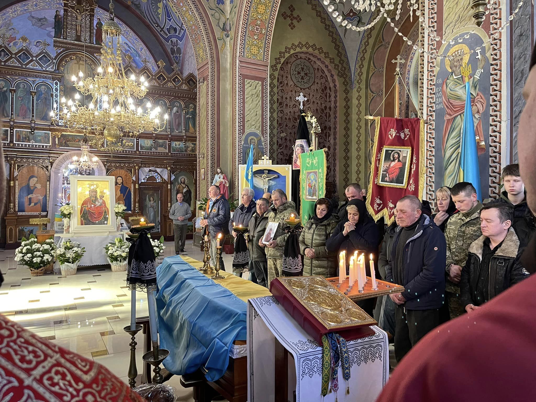 Новини Тернополя - фото з Тернопільщина попрощалася з Героєм Василем Зазуляком