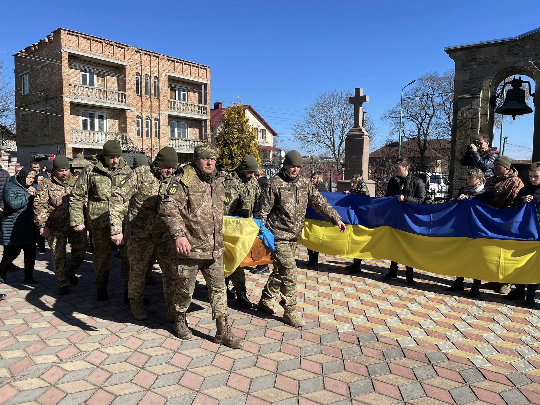 Новини Тернополя - фото з Тернопільщина попрощалася з Героєм Василем Зазуляком