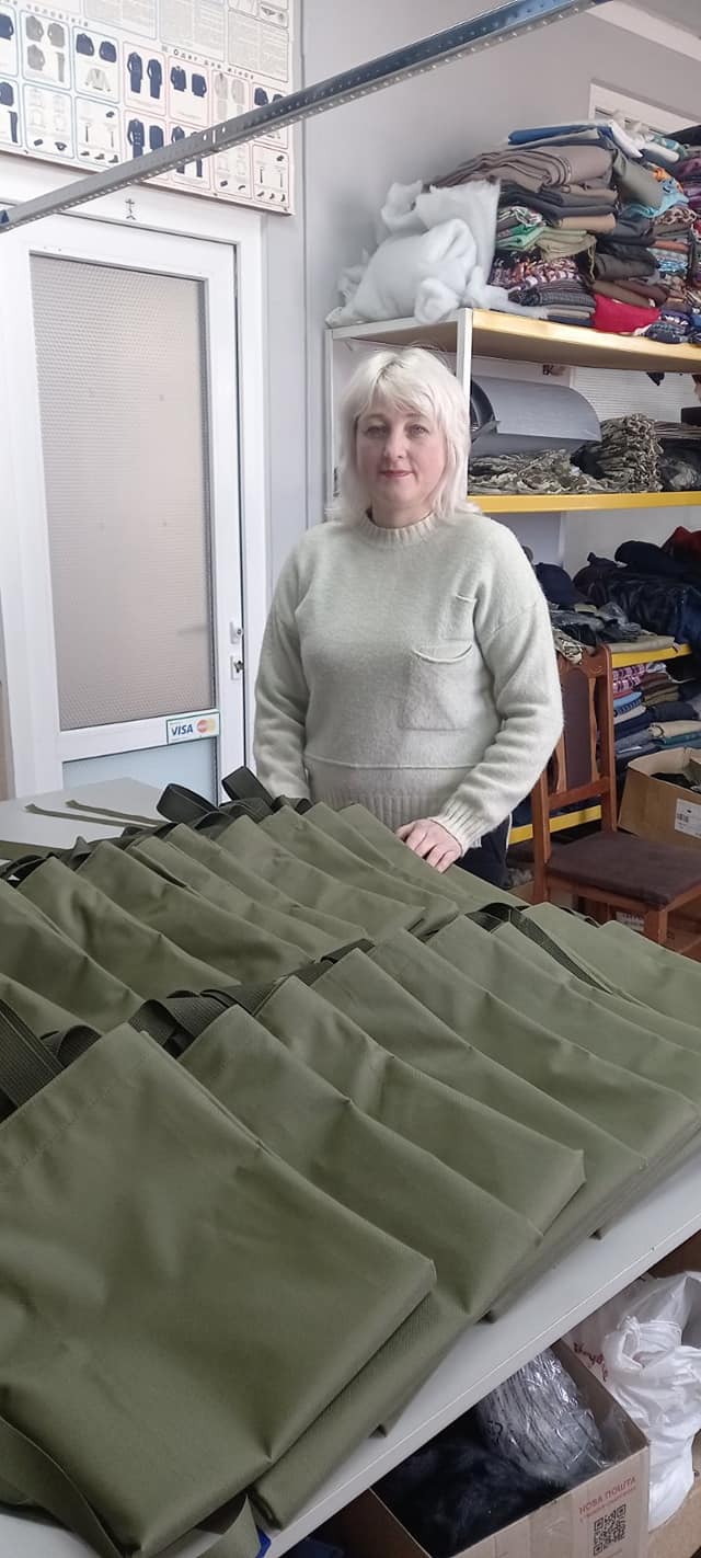 Новини Козятина - фото з Нашим захисникам передали сітки, медичні ноші, електрожилети, одяг-трансформер. Потрібно ще