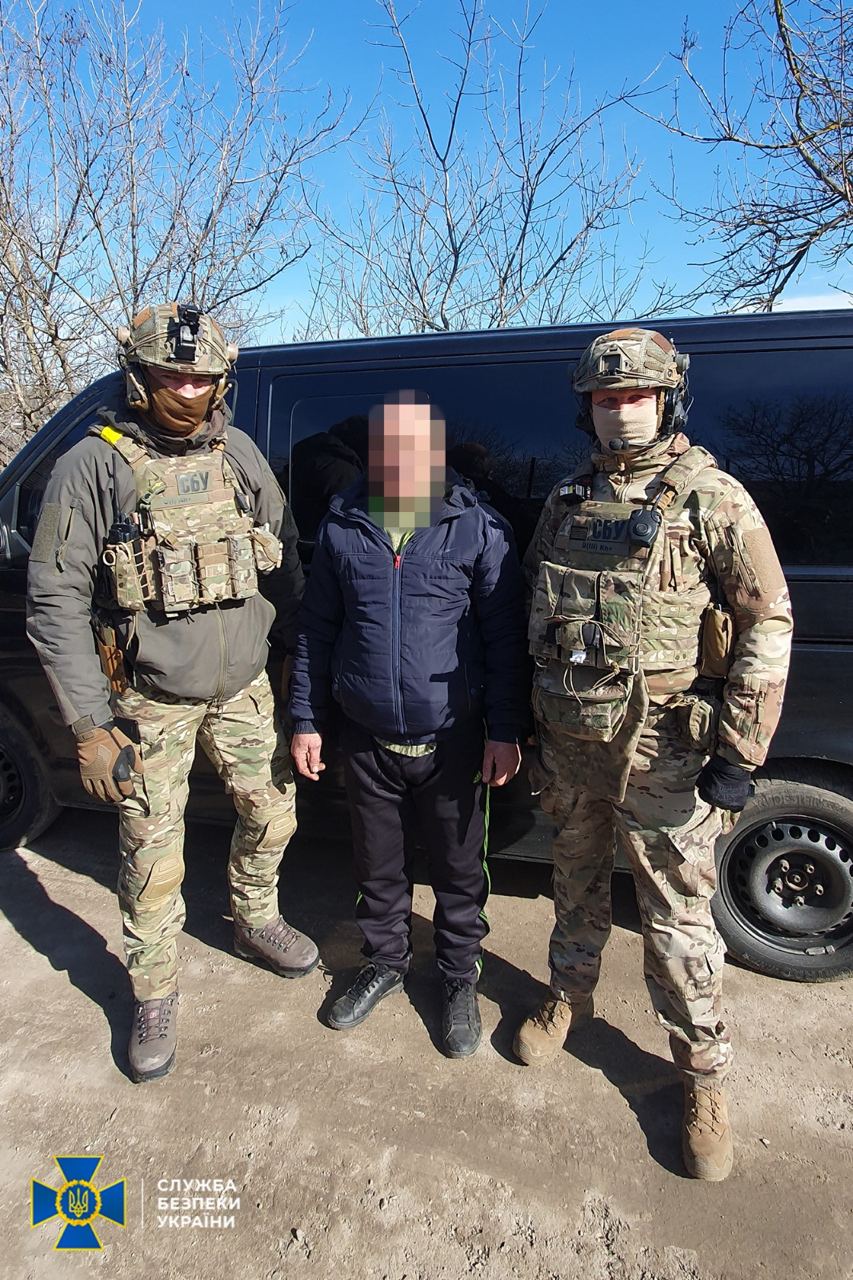 Новини Вінниці - фото з Посібник рашистів «здавав» каральним загонам інформацію про українців. Він оселився на Вінниччині На зображенні може бути: 3 людини, на відкритому повітрі та текст «CE служба безпеки украйни»