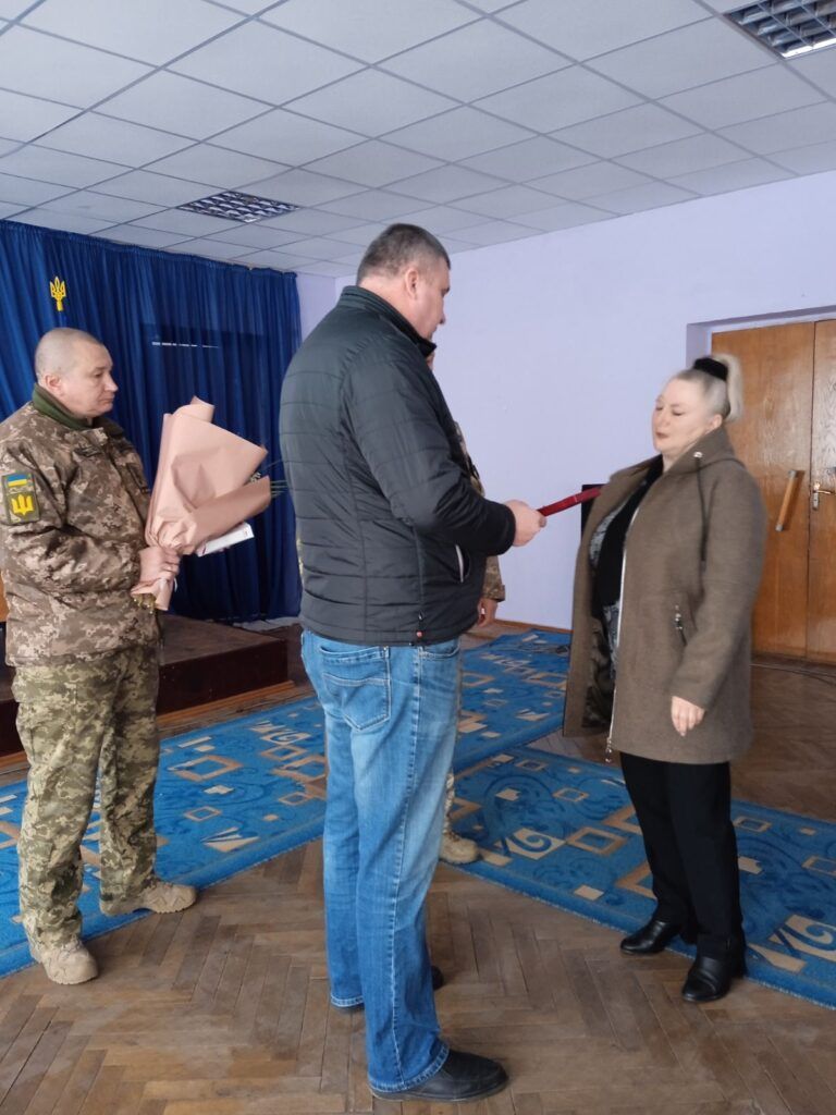 Новини Хмельницького - фото з Дружині загиблого бійця з Полонного вручили орден чоловіка