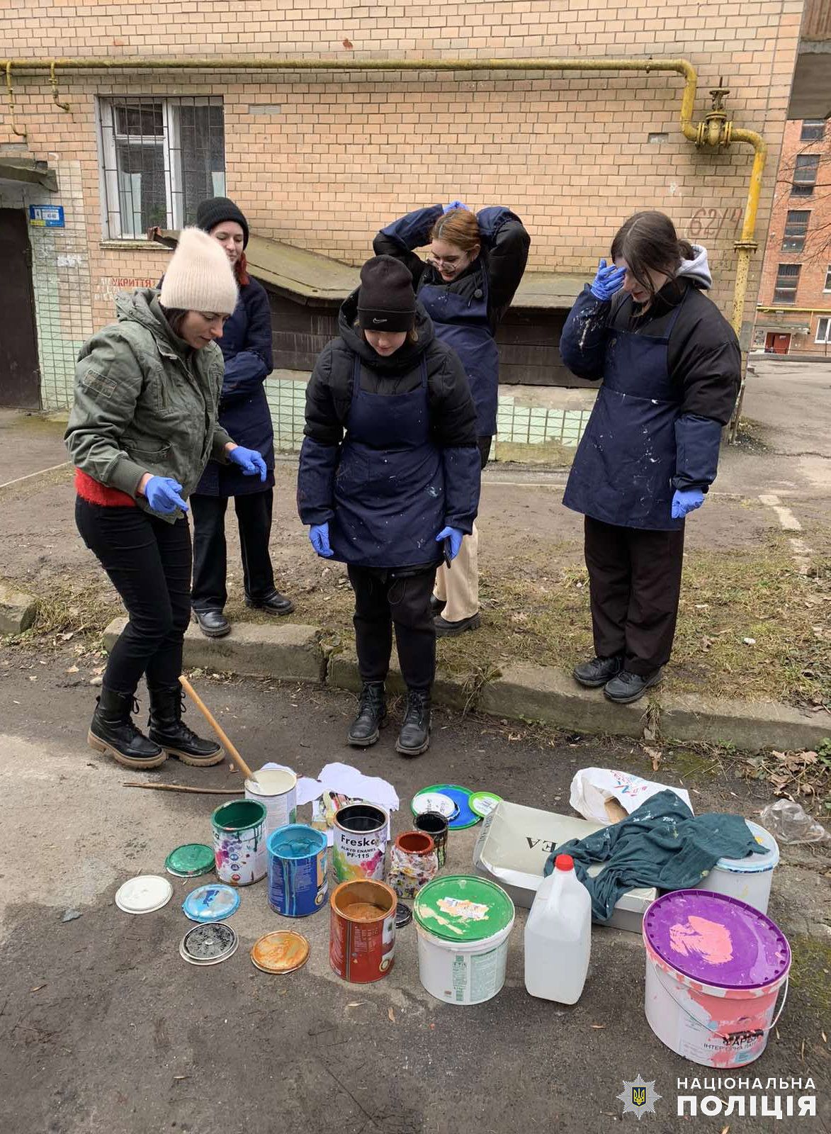 Новини Хмельницького - фото з «Соль», «фен», «спайс»: у Хмельницькому поліцейські з молоддю та активістами замальовували рекламу наркотиків