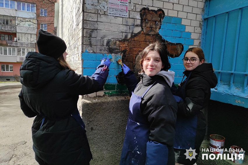 Новини Хмельницького - фото з «Соль», «фен», «спайс»: у Хмельницькому поліцейські з молоддю та активістами замальовували рекламу наркотиків