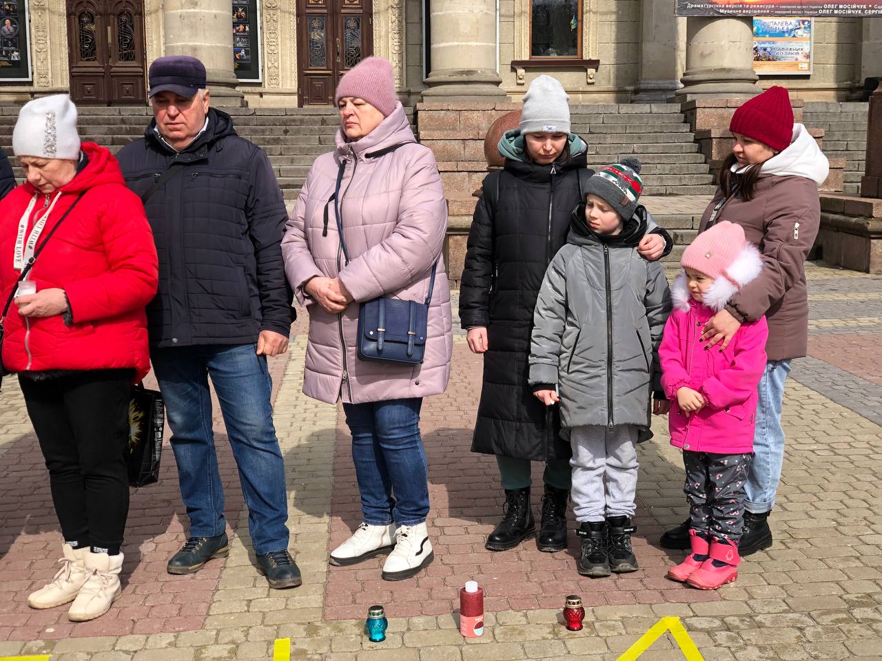 Новини Тернополя - фото з «Діти ховалися від війни в театрі, а вони скинули бомбу»: у Тернополі провели акцію на підтримку маріупольців