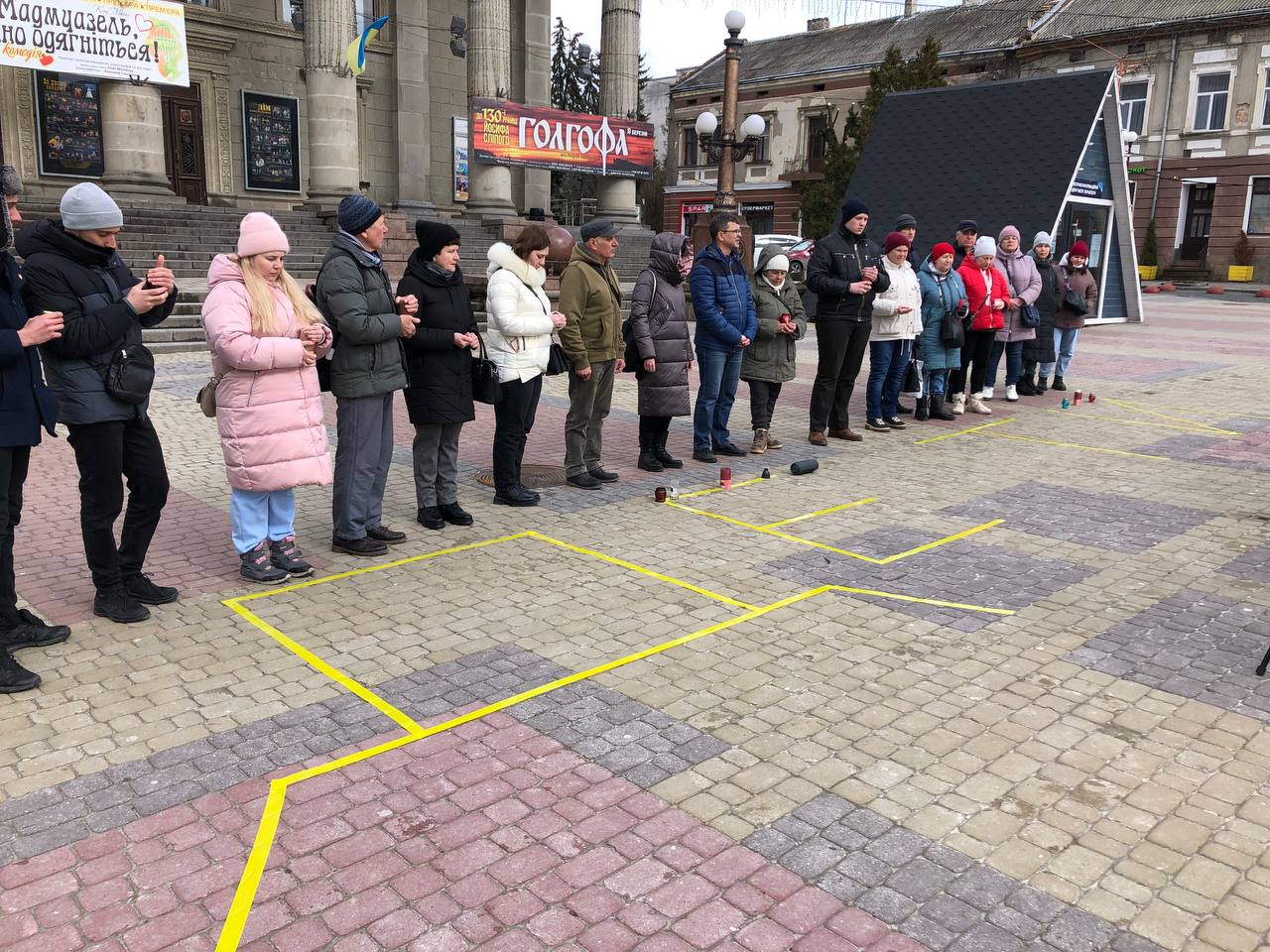 Новини Тернополя - фото з «Діти ховалися від війни в театрі, а вони скинули бомбу»: у Тернополі провели акцію на підтримку маріупольців
