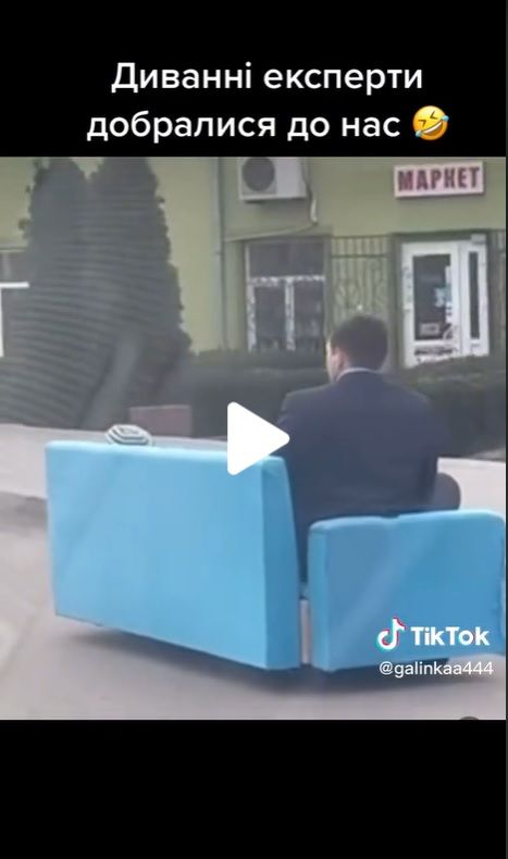 Новини Тернополя - фото з У Заліщиках чоловік з дитиною їхав по дорозі на дивані