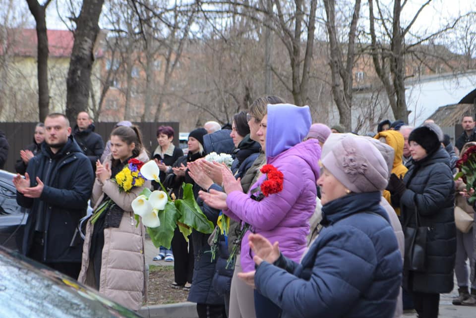 Новини Хмельницького - фото з У Кам’янці попрощалися із Романом Іваненком, який помер у полоні росіян Возможно, это изображение 9 человек, люди стоят, цветок и на открытом воздухе